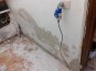 Risanamento dell’intonaco dei locali tecnici condominiali e Rifacimento del parapetto di due balconi di una unità abitativa. - Lavorazione nel locale contatori.