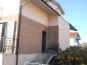 Risanamento degli intonaci del garage, dei frontalini e dei sottobalconi in c.a., sostituzione del lucernario, ripristino della guaina del tetto e sistemazione del posto auto esterno realizzazione di schermatura del portone di ingresso. - Ingresso pre-intervento